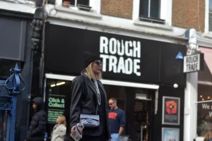 Devanture du Rough Trade de Nothing Hill à Londres où, je pose devant.